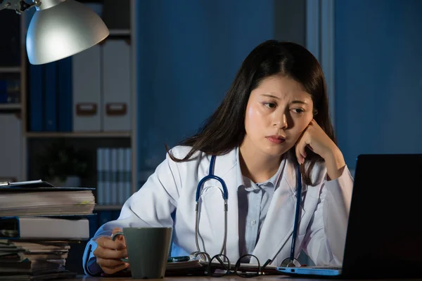 Doctor sosteniendo café cansado después de día ocupado — Foto de Stock