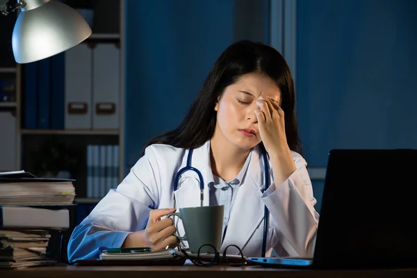 Medico infelice con mal di testa stressato tenendo il caffè — Foto Stock