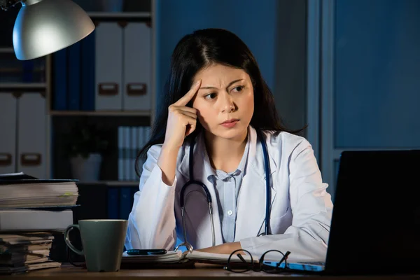 Frustrazione medico femminile guardando il computer — Foto Stock