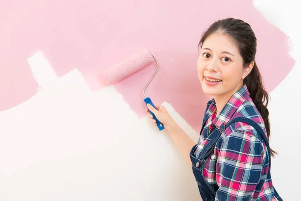 Donna pittura nuovo appartamento in piedi — Foto Stock