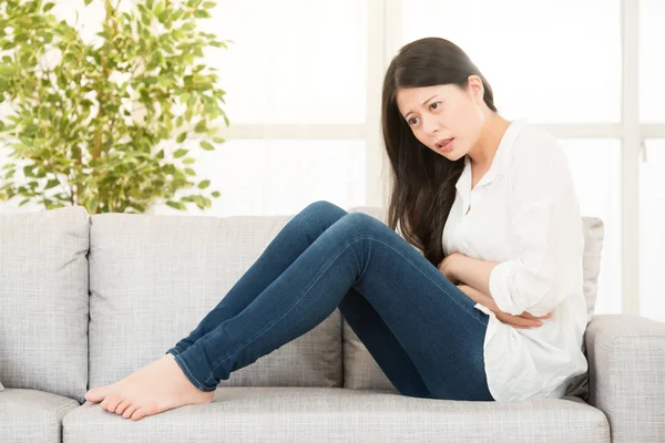 Vrouw met pijn buik lijden maag — Stockfoto