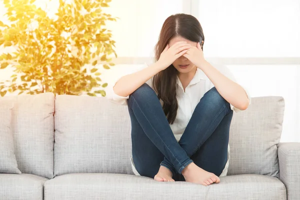 Wanita ekspresi menyakitkan menderita periode menstruasi — Stok Foto