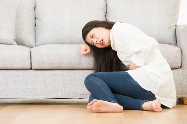 Mujer que sufre enfermedad dolor de estómago dolor — Foto de Stock