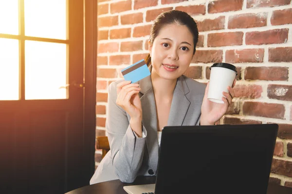 Geschäftsfrau kauft mit Kreditkarte — Stockfoto