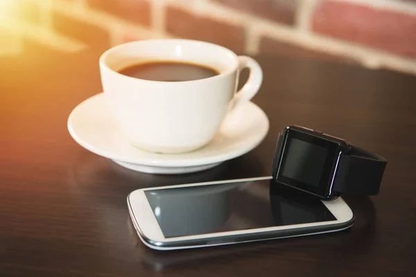 Smartphone und Armbanduhr — Stockfoto