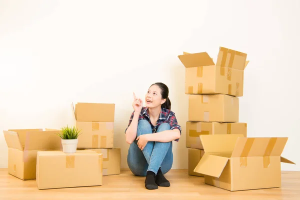 Mulher pensando desempacotar caixas — Fotografia de Stock