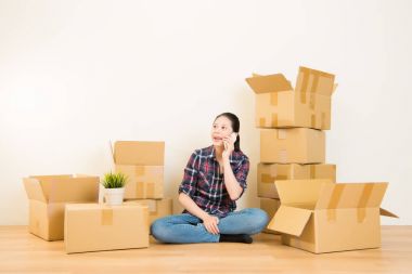 kutuları üzerinde oturan smartphone kullanan kız