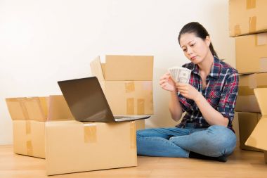 kadın faturasını ödemek için yeterli para endişeli