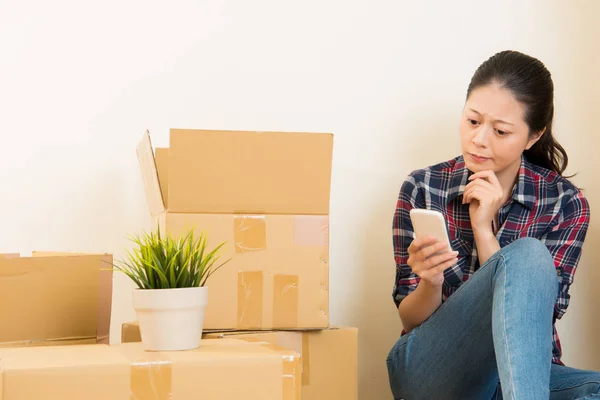 Vrouw met behulp van smartphone tot onderzoek — Stockfoto