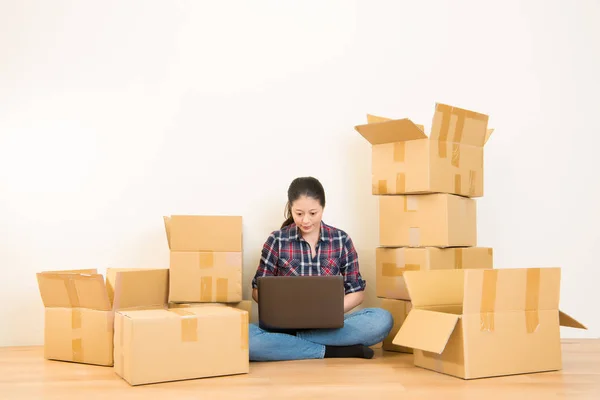 Vrouw verplaatsen en het gebruik van laptop — Stockfoto