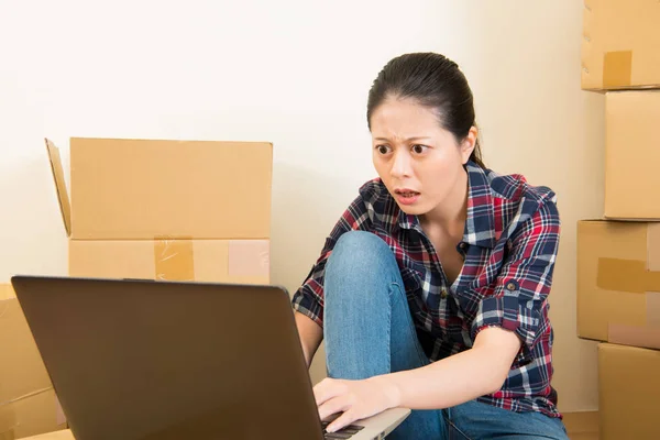 Mujer preocupación a la planificación de la redecoración — Foto de Stock