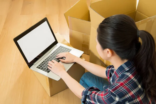 Женщина движется квартира и использовать компьютер — стоковое фото