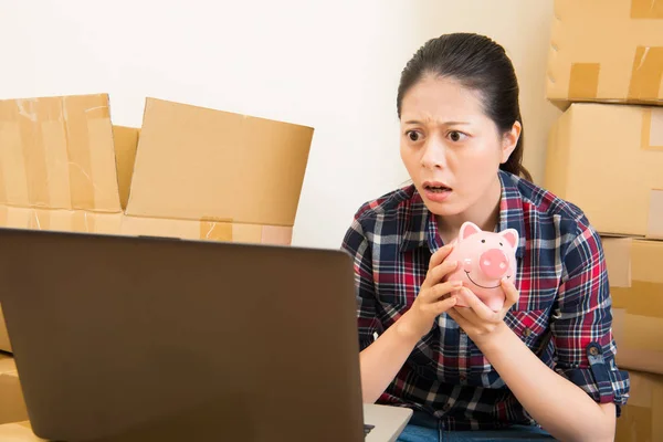 Vrouw prijsverhogingen geschokt vastgoed — Stockfoto