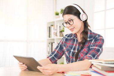 Yastık ile eğitim ve izlerken öğrenci