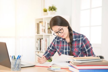 Öğrenci dizüstü bilgisayarda araştırma yapma