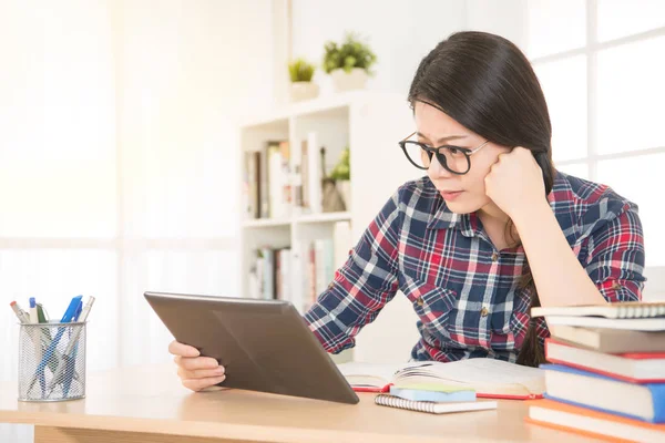 Estudante focado usando um computador tablet — Fotografia de Stock