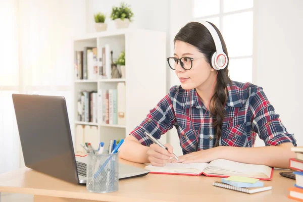 Student leren op lijn met koptelefoon — Stockfoto