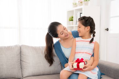 kanepe holding kızı üzerine oturan Anne 