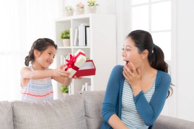 evde kanepede oturan genç anne