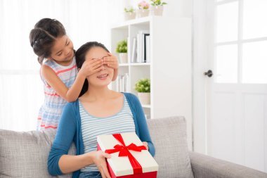 kız çocuk genç kadının gözünde kapak