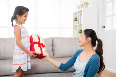 Asya genç anne kızı hediyesi kabul