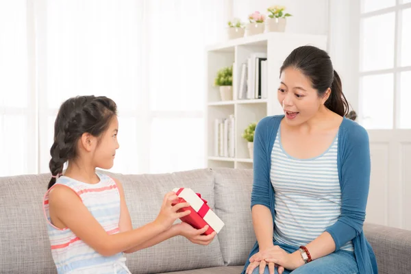 Прекрасная азиатская маленькая девочка отправить подарок своей матери — стоковое фото