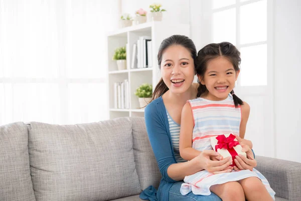 Meisje kinderen en moeder houden gift van de dag Moederdag — Stockfoto