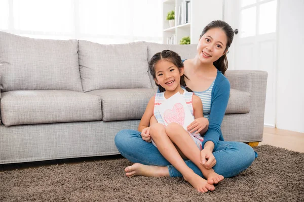 Meisje met hand geschilderde liefde papieren kaart — Stockfoto