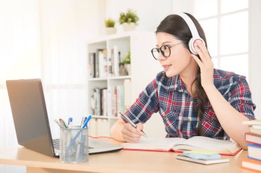 Dijital tablet dinleme kullanarak öğrenci