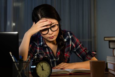 Korkunç bir baş ağrısı olan öğrenci