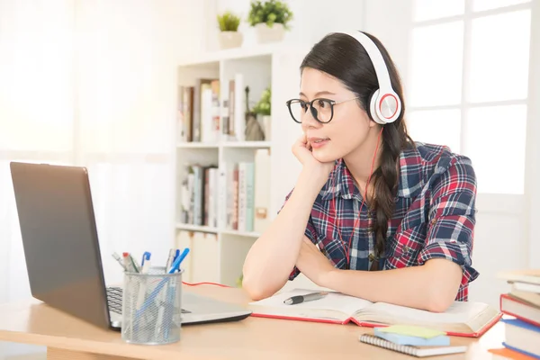 Estudante assistindo vídeo palestra on-line — Fotografia de Stock