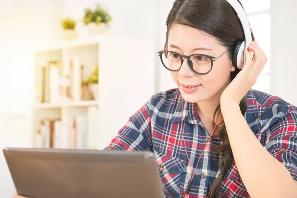 kadın çalışma dijital tablet e-öğrenme ile