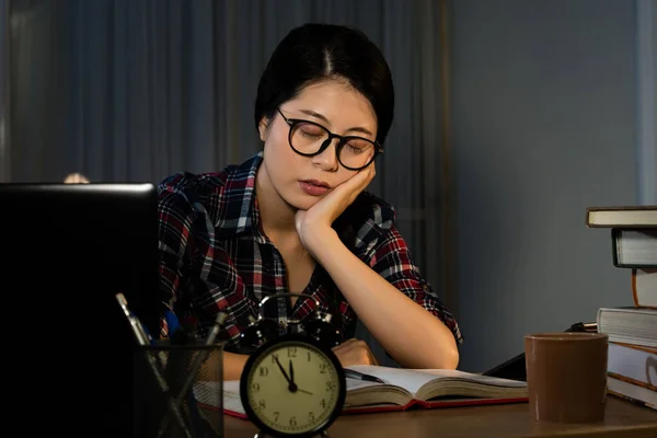 Estudiante frustrado estudiando mal — Foto de Stock