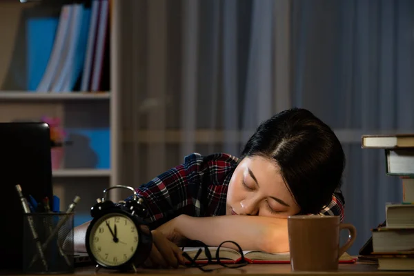 Estudiantes cansados estudiando durmiendo en el escritorio —  Fotos de Stock