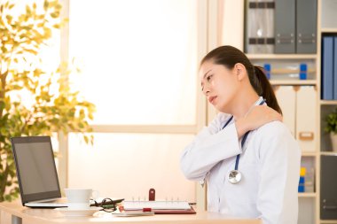 Boyun ağrısı olan genç doktor