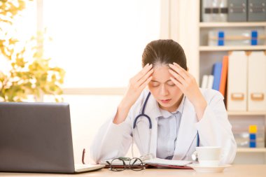Baş ağrısı ile vurguladı kadın doktor