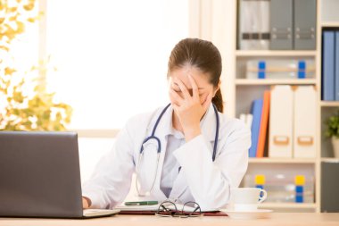 inanılmaz şok genç kadın doktor