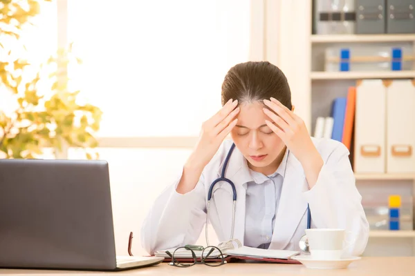 Mujer médico estresado con dolor de cabeza — Foto de Stock