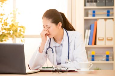 Grip soğuk veya diğer virüs hasta bir kadın doktor