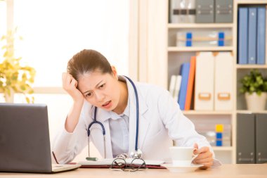 Çok çalışan kadın doktor hissediyorum baş ağrısı