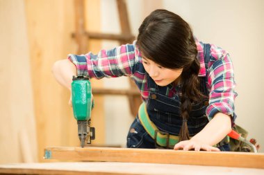 Hava kompresör çivi kullanarak woodworker