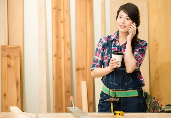 In piedi in officina a parlare al telefono — Foto Stock