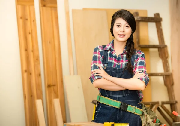 Falegname in piedi nel suo atelier — Foto Stock