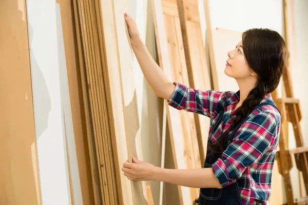 Falegname scelta migliore tavola di legno — Foto Stock