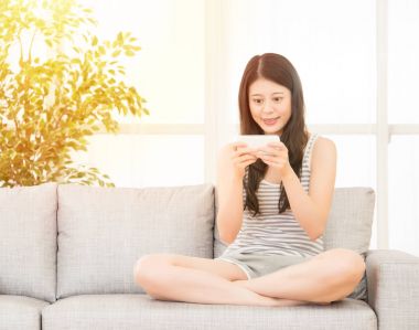 Smartphone app oyun oynayan kadın