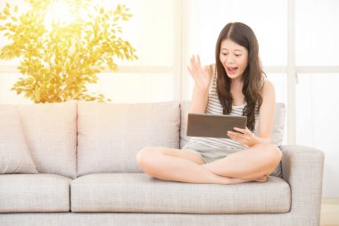 güzel kadın medya içeriği bir Tablet izlerken