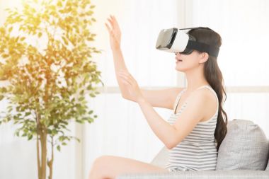 Sanal gerçeklik gözlüğü takan kadın