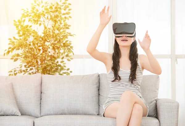 Se divertindo com óculos VR — Fotografia de Stock