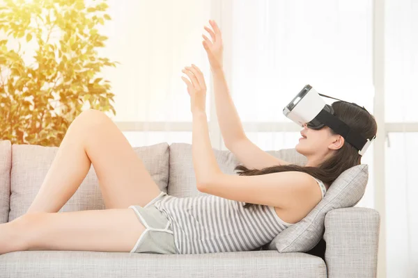 Mulher obtendo experiência usando fone de ouvido VR — Fotografia de Stock