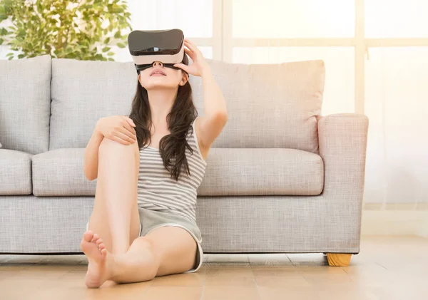 Mulher olhando em óculos VR em casa — Fotografia de Stock